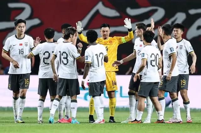 两队为足坛名宿默哀一分钟，安然无恙的当事人现身回应……